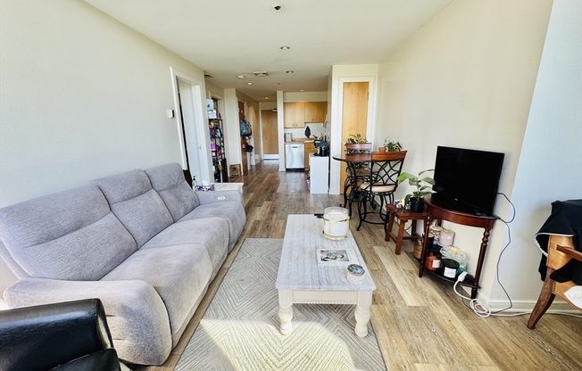 2 beds, 1 bath, 736 sqft, $3,700, Unit 6B