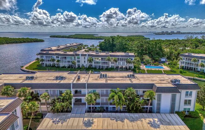 LUXURY LONGBOAT LIVING AT IT’S FINEST! RESORT STYLE, 2BR/2B CONDO LOCATED IN THE HIGHLY SOUGHT AFTER LONGBOAT HARBOUR COMMUNITY ON LONGBOAT KEY.