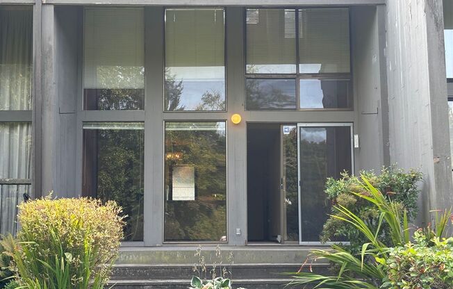 MOVE IN SPECIAL!! Lakefront Living in sought 60/01 complex