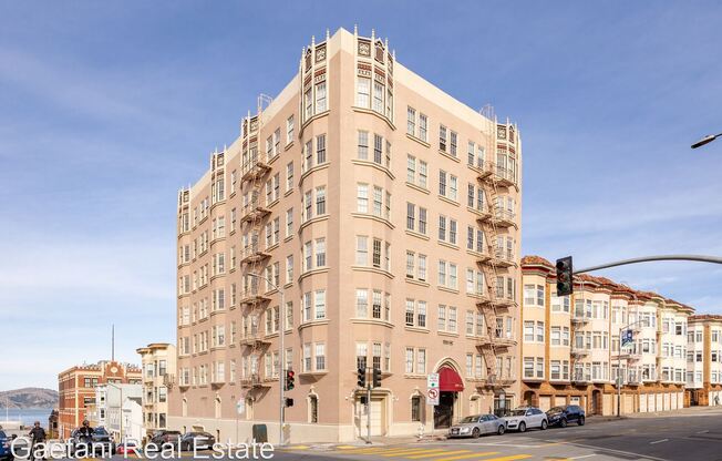 990 Bay Street (1114r)