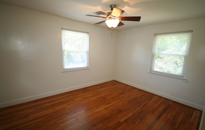 Lovely End Unit Townhouse with Hardwoods / W&D / Near Duke and Biking Trail