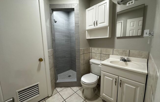 1 bed, 1 bath, $725, Unit # REAR