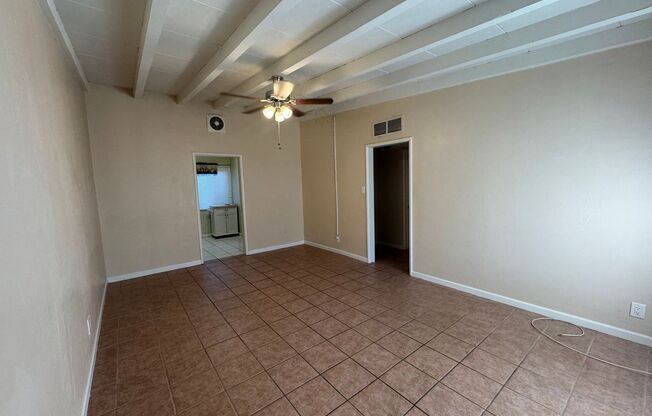Charming 2-Bed, 1-Bath Apartment in Prime Location – Perfect for Cozy Living!