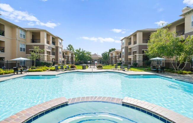 Large Swimming Pool at Stonepost Lakeside Apartment Homes, Olathe, KS