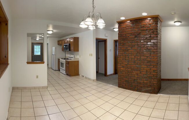 2 beds, 1 bath, $1,225, Unit Apt #1