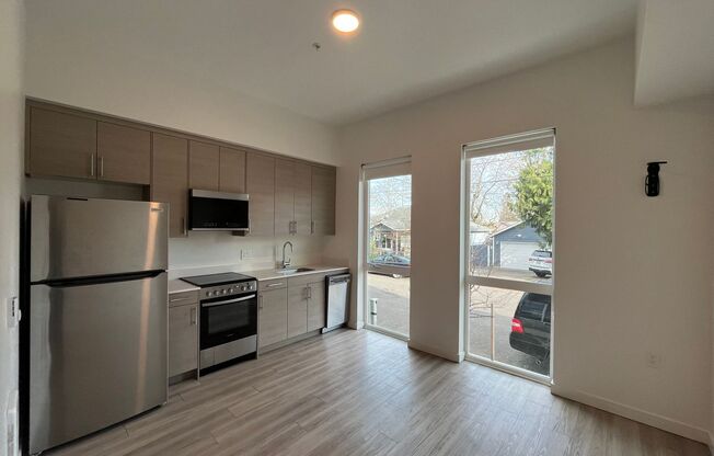 1Bd/1Ba Condo in the SE Lents Neighborhood ~ Washer/Dryer in Unit, Stainless Steel Appliances, Quartz Counter Tops!