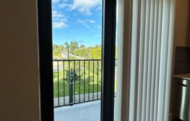 Studio, 1 bath, 327 sqft, $1,570, Unit 4th #304