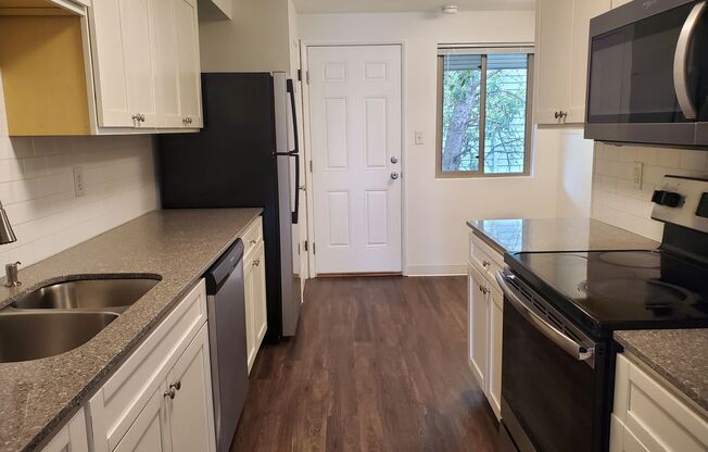 2 beds, 1 bath, 760 sqft, $1,650