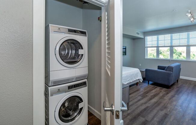 Studio, 1 bath, 439 sqft, $1,995, Unit 221