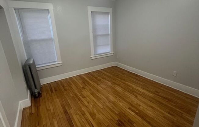 3 beds, 1 bath, $1,850, Unit 155 Belmont Unit #1L