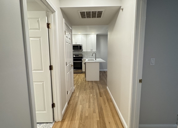 2 beds, 1 bath, 1,100 sqft, $4,000, Unit 7