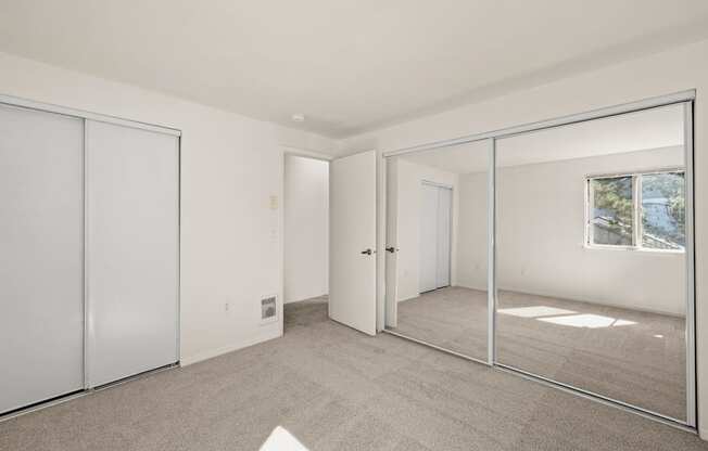 A room with a carpet floor and a mirrored door at Clackamas Trails Apartments, Oregon, 97222