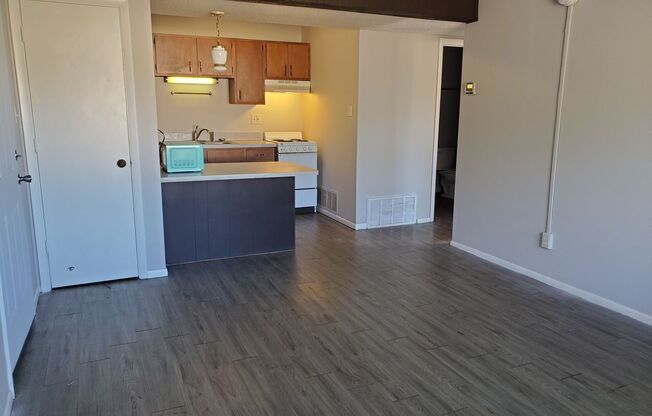 1 bed, 1 bath, $525, Unit Apt 10 - upstairs