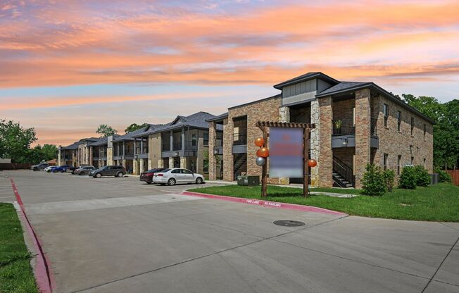 3 beds, 2 baths, $1,598, Unit 1422