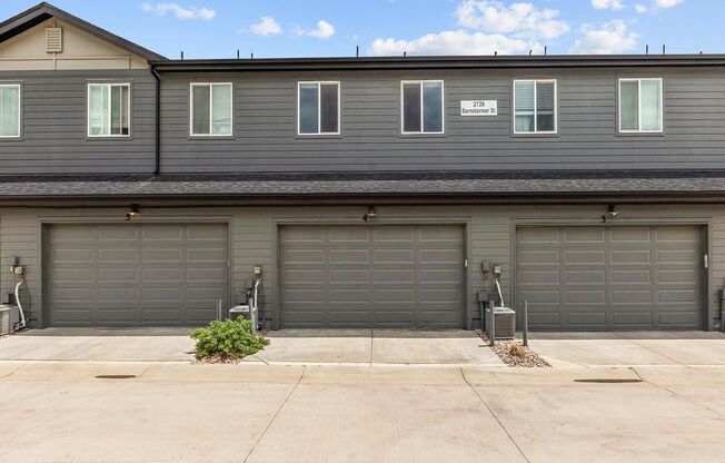 3 beds, 2.5 baths, $2,395, Unit UNIT 4