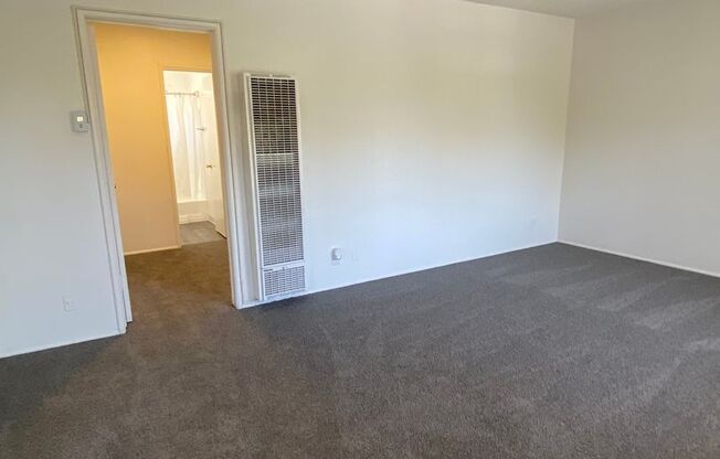 2 beds, 1 bath, 702 sqft, $2,350, Unit B18