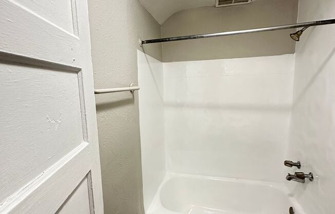 1bedroom 1 Bathroom all Utilities included $1450, ONE Month FREE! Just Pay for your Internet