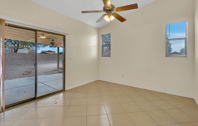 Sunlit Serenity in Rita Ranch – Vaulted Ceilings & Spacious Backyard Oasis