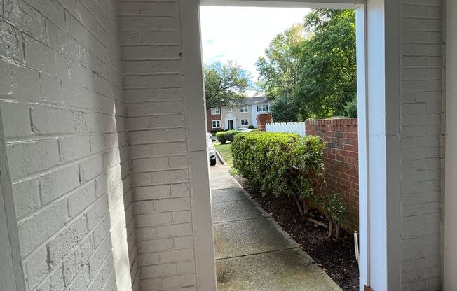 Charming 2BR, 1BA Townhouse-Style Condo in Arlington