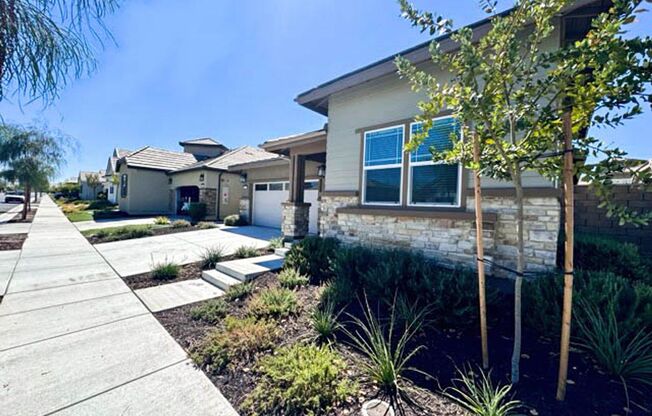 55+ 3 bedroom single story home with SOLAR iNCLUDED for Lease in Temecula!