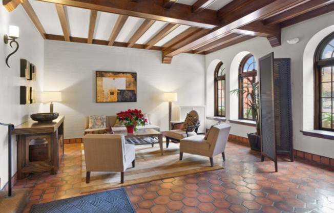 Charming Goose Hollow Condo – Hardwood Floors, High Ceilings, Prime Location