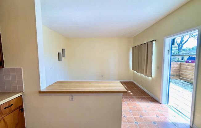 Bright 1/1 apartment across from water, walkable to DT Dunedin