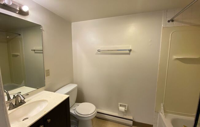 Studio, 1 bath, 480 sqft, $950, Unit Unit 4