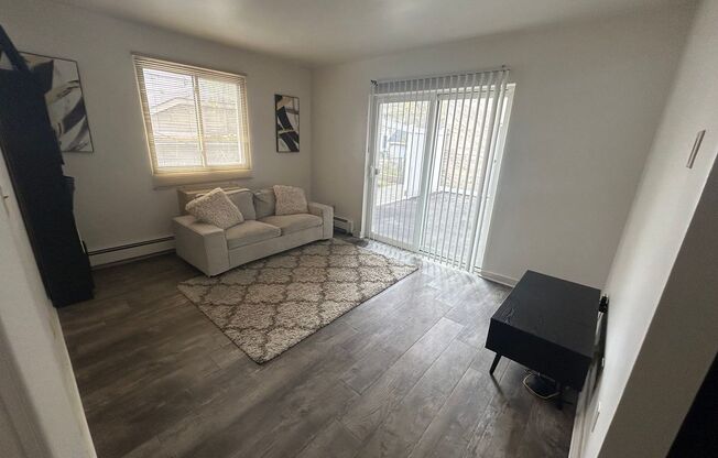 1 bed, 1 bath, $850, Unit 107