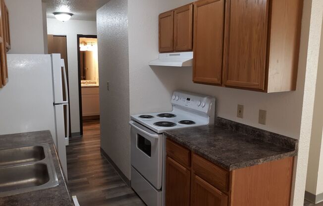 2 beds, 1 bath, 765 sqft, $760, Unit 06