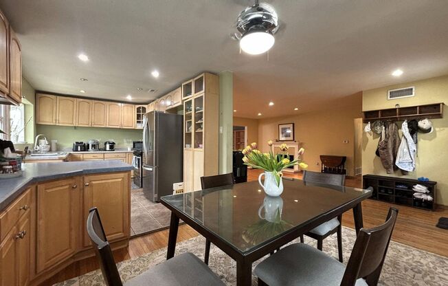 Spacious 4 Bedroom, 3 Bathroom Redlands Home!