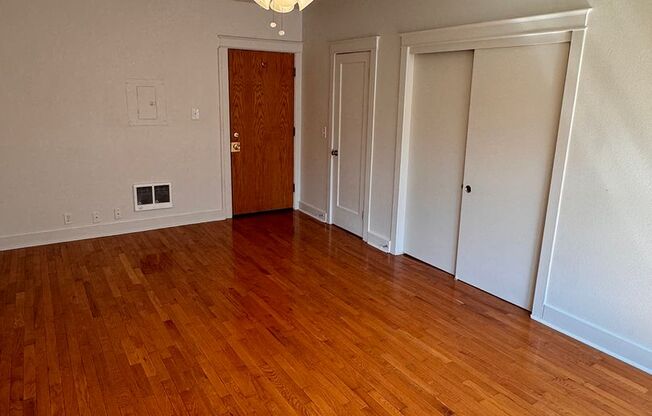 Studio, 1 bath, 400 sqft, $875, Unit 402