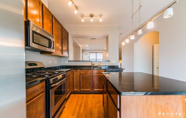 Beautiful Corner Unit Townhome in Des Plaines