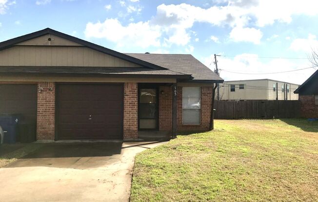Cute single story 2 Bedroom Duplex in Burleson