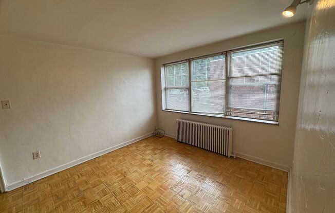 3 beds, 1 bath, 800 sqft, $2,075, Unit 410C