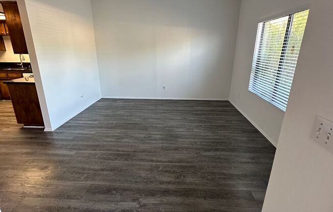Gorgeous, spacious townhouse in West Lancaster! MOVE IN READY