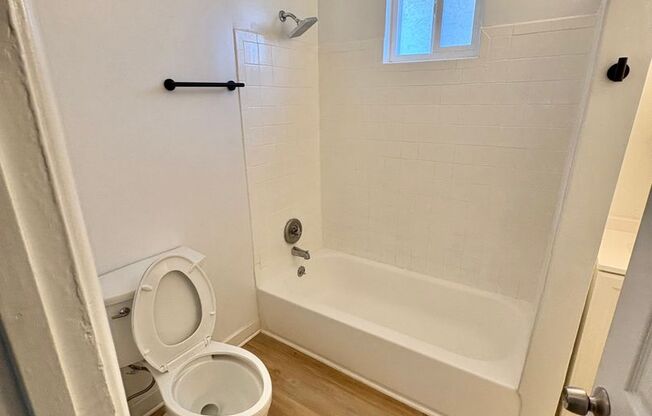 BEAUTIFUL 2 BEDROOM APARTMENT IN INGLEWOOD!! PARKING INCLUDED!