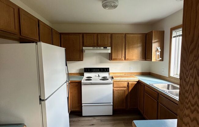 3 beds, 1.5 baths, $2,000, Unit 110B