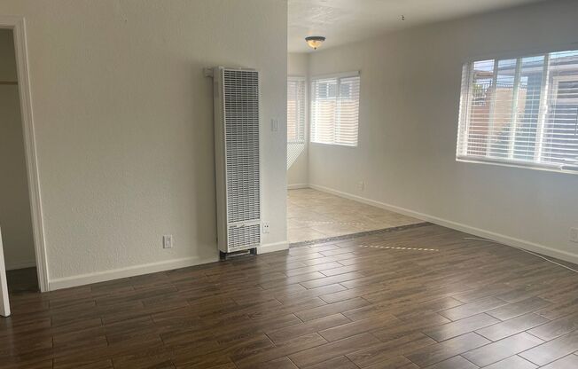 LOCATION LOCATION LOCATION!!! Oceanside Beach close Apartment