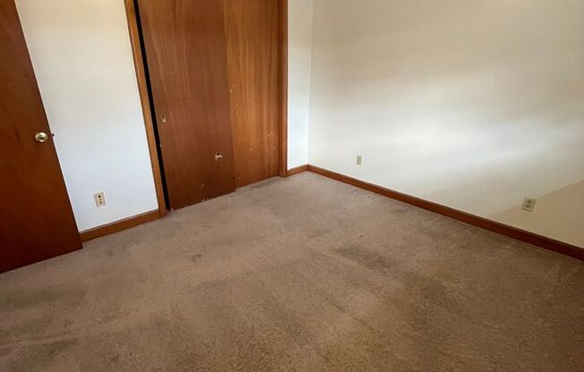 2 beds, 1 bath, 903 sqft, $1,140, Unit M-3