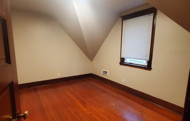 Charming 4 Bedroom + Bonus - 1 Bath Unit in University District