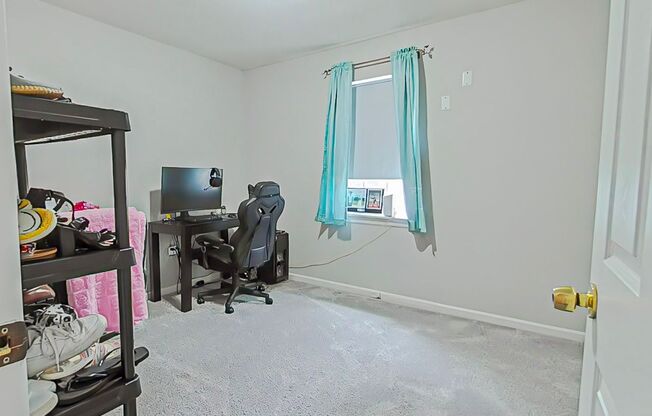 3 Bed 2 Bath with a POOL in Martinez!