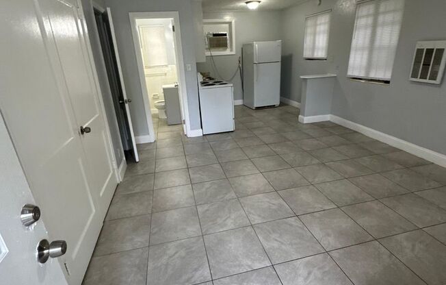 Studio, 1 bath, 600 sqft, $800, Unit 226