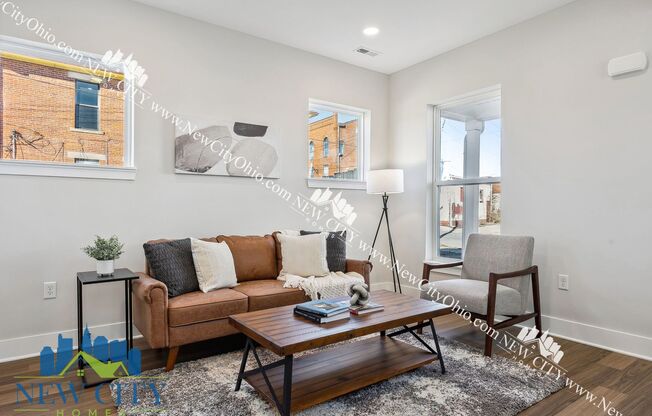 2 Bedroom, 1.5 Bathroom King-Lincoln/Bronzville Home with Off-Street Parking!