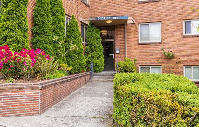 1 bed, 1 bath, 780 sqft, $1,695, Unit Hamrick 204