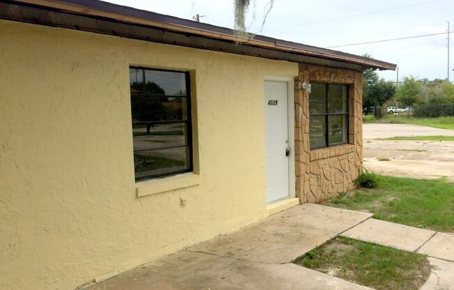 SPACIOUS 2BR/1BA Duplex, Vaulted Ceilings, More! NO APPLICATION FEE!