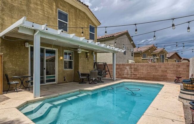 Beautiful Home w/Sparkling Pool