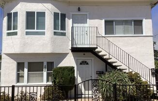 New Completely Remodeled 3 Bedroom Unit in Duplex!-$2,995