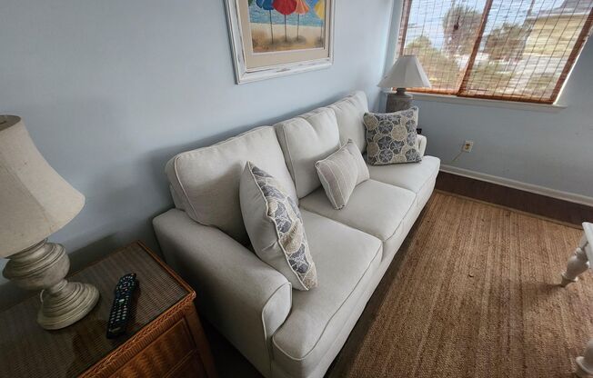 3 beds, 1 bath, $1,600, Unit Upper