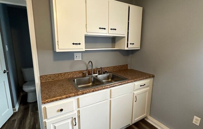 833 Clarendon Avenue: Back House