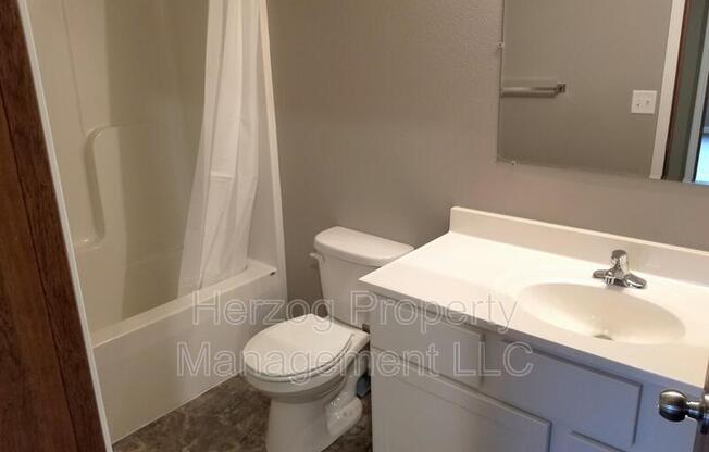 2 beds, 1 bath, 900 sqft, $1,092